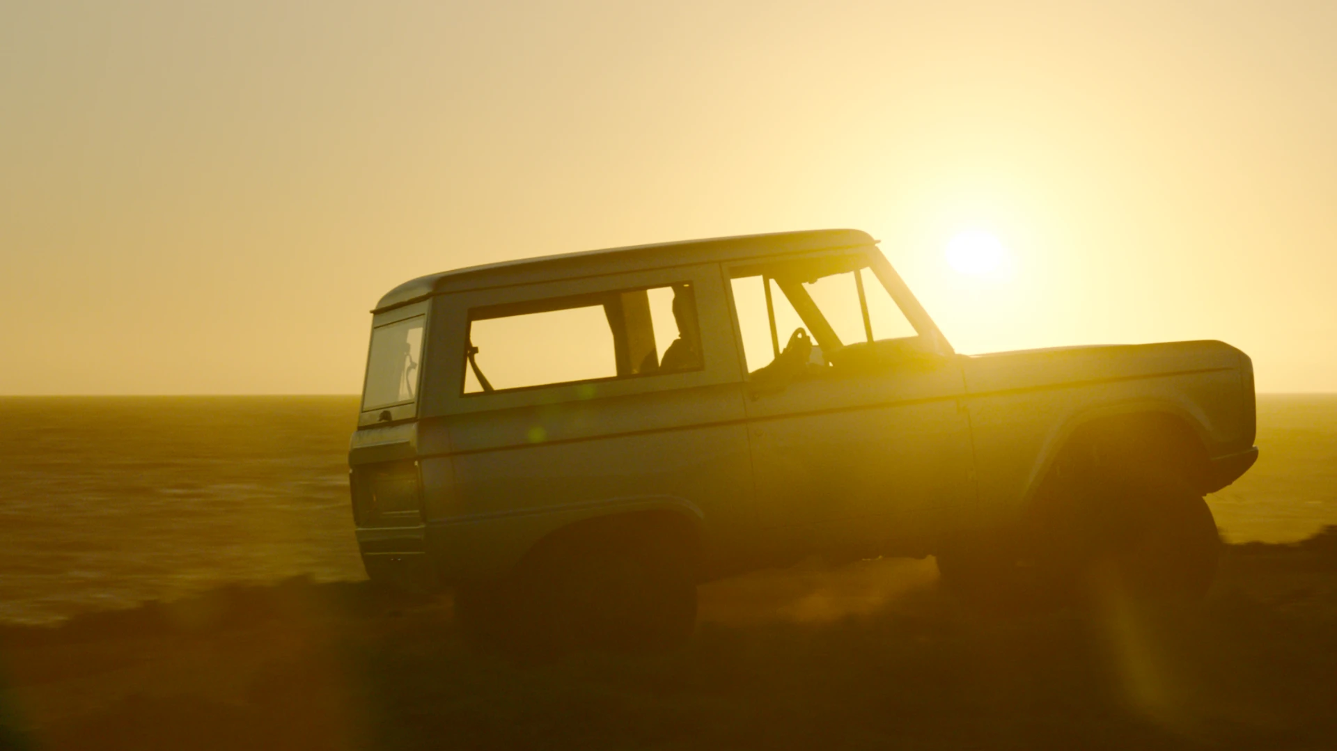 The powertrain for the retro Bronco starts with a 70 kWh battery that should give the rig a 190-mile (305 km) range