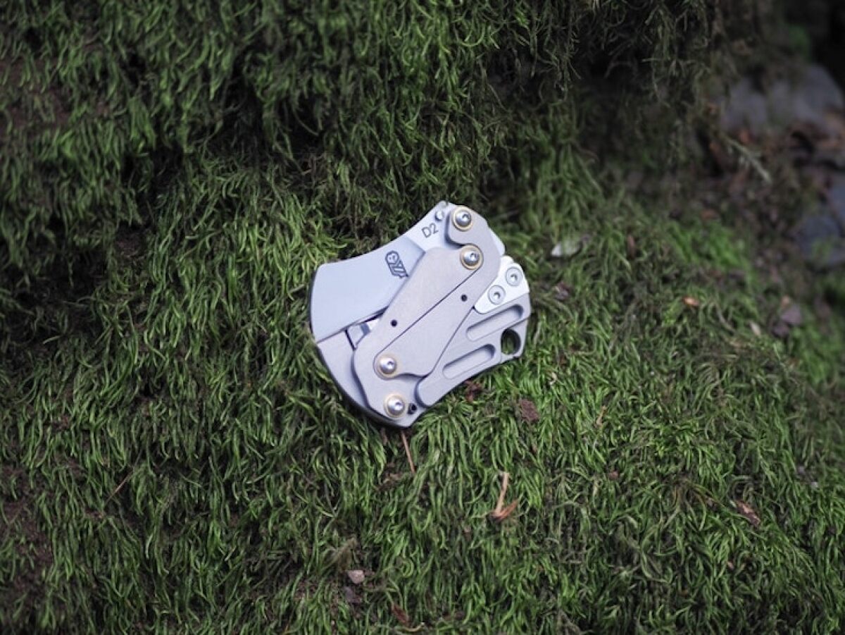 Tiny Lyra knife uses clever folding linkage to stretch out for a four