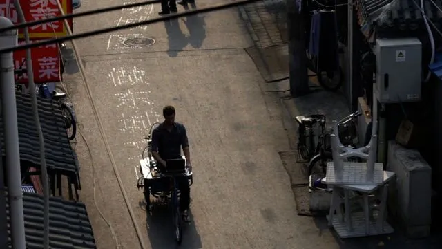 Artist Nicholas Hanna has created a cargo tricycle-based system that prints Chinese calligraphy on the road, in water