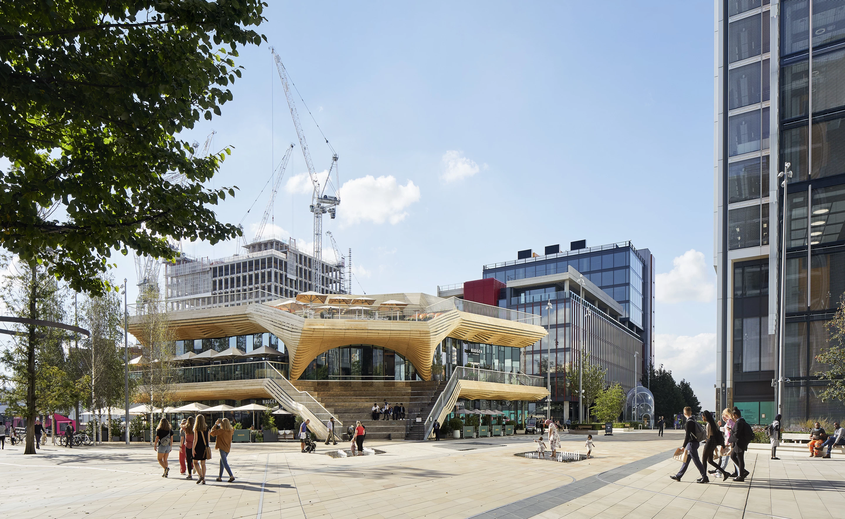 The Pavilion is situated on top of a tunnel that hosts an underground light rail track and had to be relatively lightweight as the ground couldn't support a heavy structure