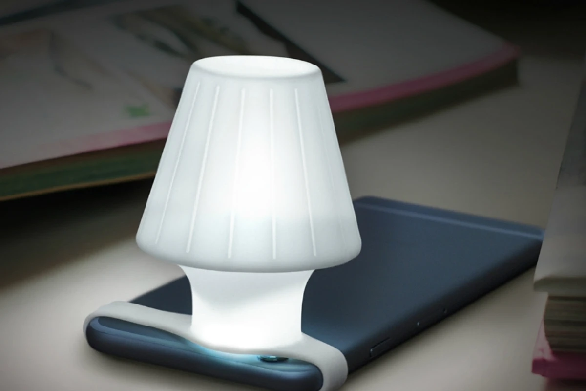 Travelamp is a silicone mold which diffuses the light from the flash on your smartphone's camera