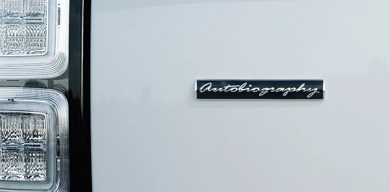 The logo badge of the Range Rover LWB Autobiography Black Edition