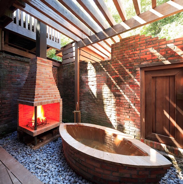 An open-air bathing space in the "ultra ruin" house (photo: AdDa Zei/Casagrande Laboratory)