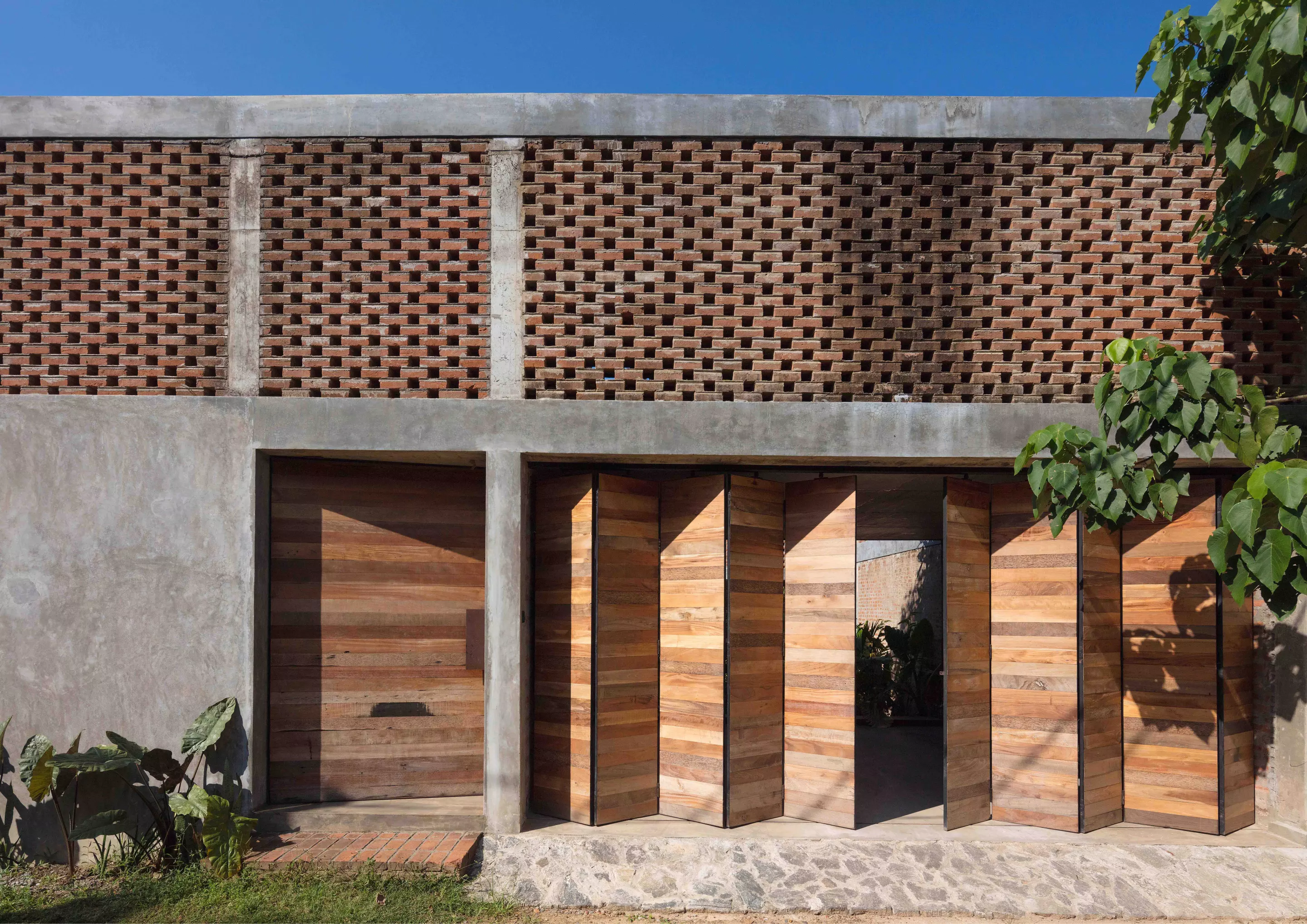 Artists' Retreat at Pittugala was designed by Palinda Kannangara Architects and is located in Sri Lanka. The project was created to serve as a home and studio for a painter and his family, and is envisioned as a cool private oasis