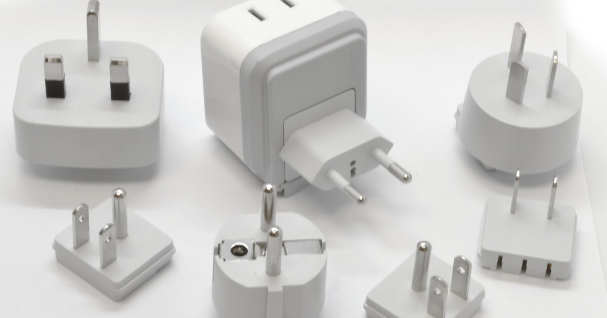 Compact Nan-Fuze adapter charges multiple devices whatever the outlet