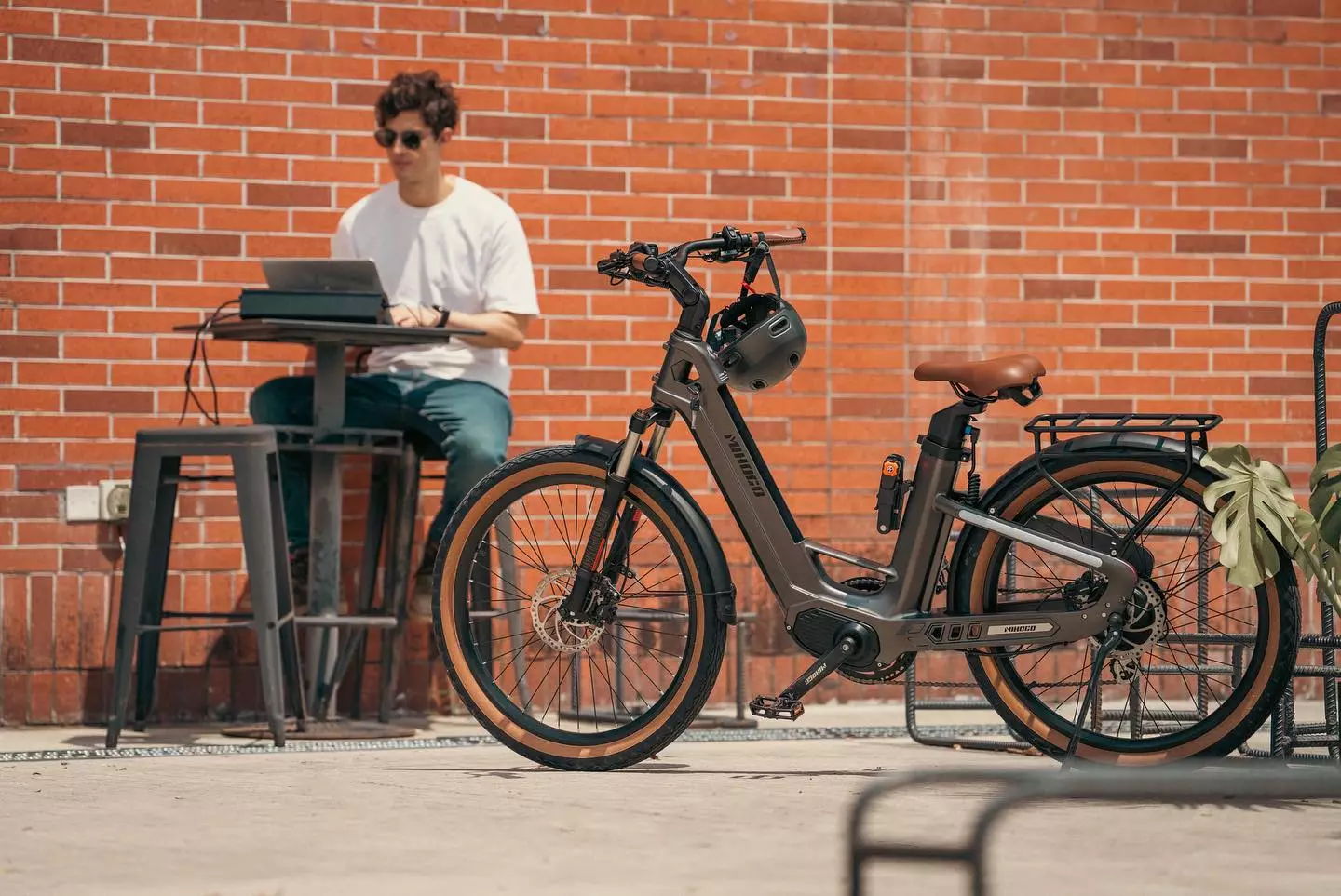 Mihogo boasts that the frame is fashioned from "Japanese Toray T800 Carbon Fiber"