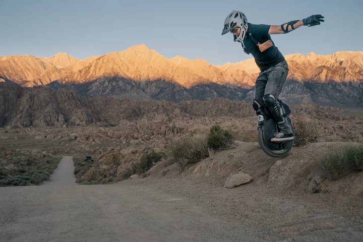 The InMotion V11 offers 2.75 inches (70 mm) of suspension travel