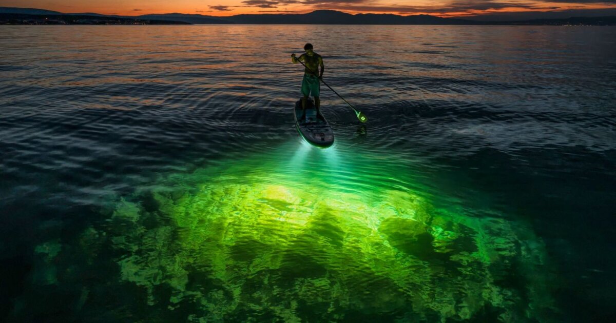 90,000-lumen SUP spotlight sets underwater world afire in blazing glow