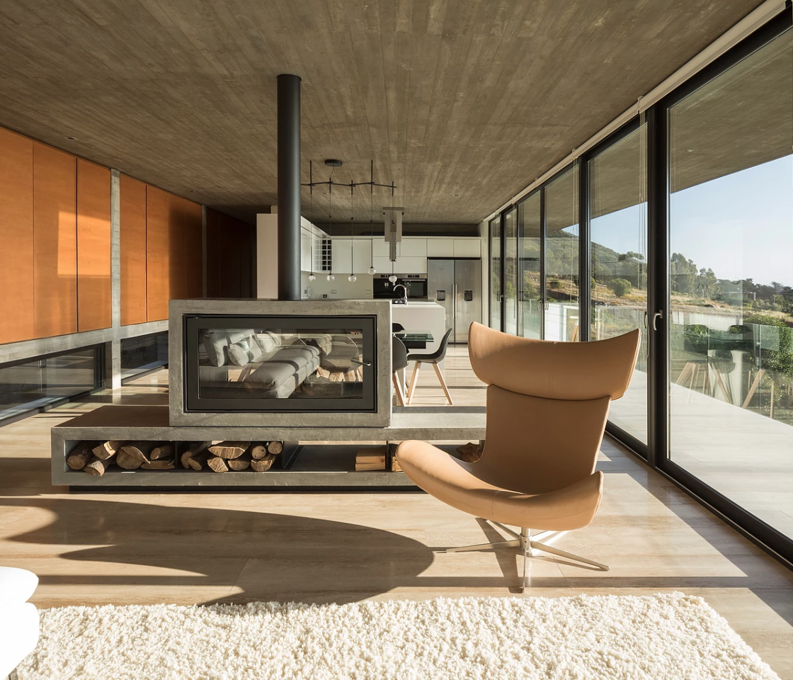 La Casa H is built into hills around the coastal town of Zapallar, leaning on a set of four monster reinforced concrete beams running the length of the structure