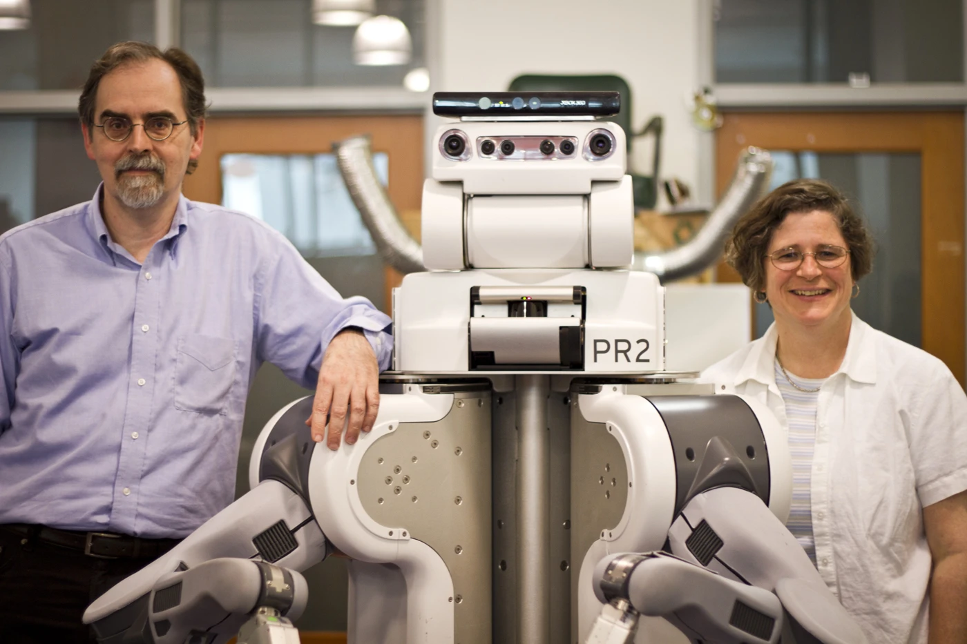 MIT computer scientists Tomas Lozano-Perez and Leslie Kaelbling with the Willow Garage PR2 robot (Image: Melanie Gonick)