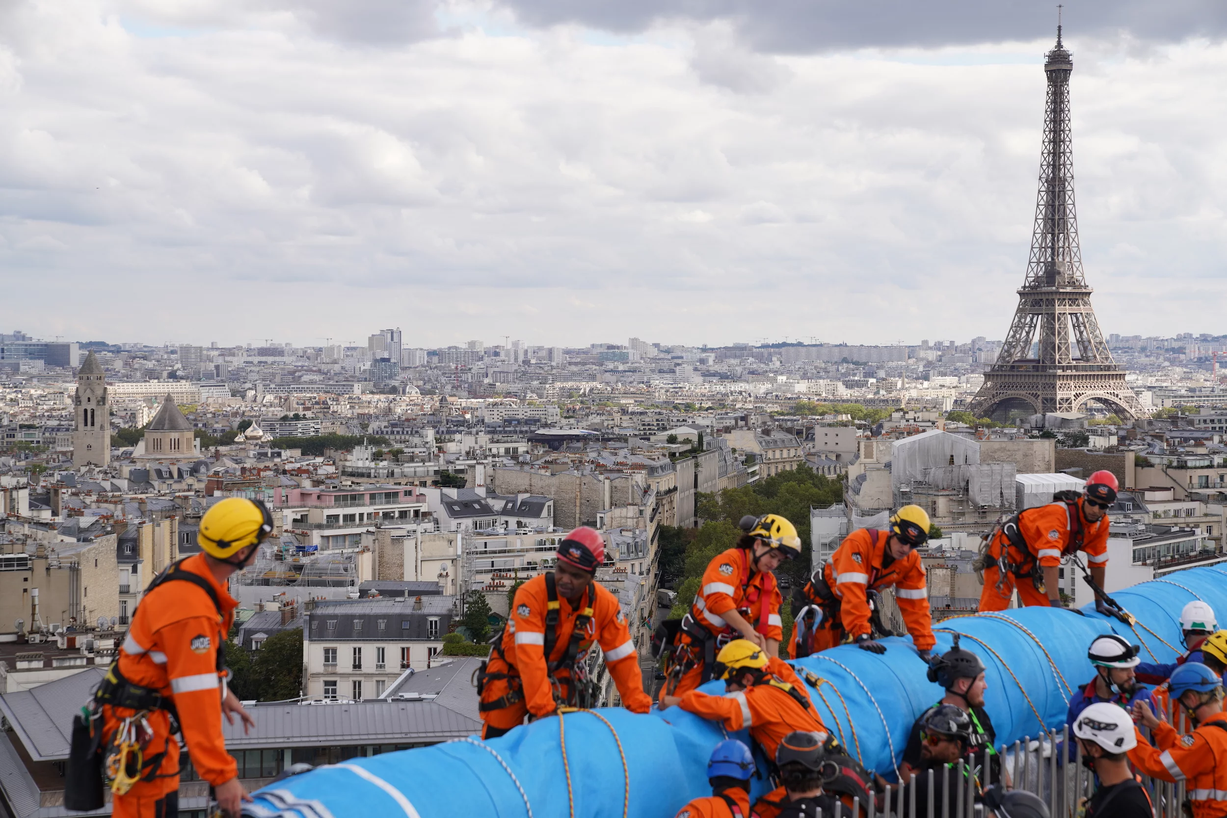 L’Arc de Triomphe, Wrapped involved over 1,000 people