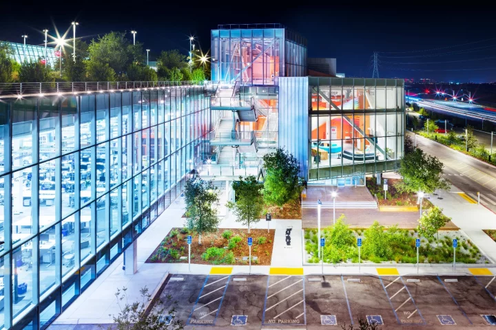 MPK 21 is topped by a 3.6 acre (1.45 hectare) rooftop garden that contains over 200 trees