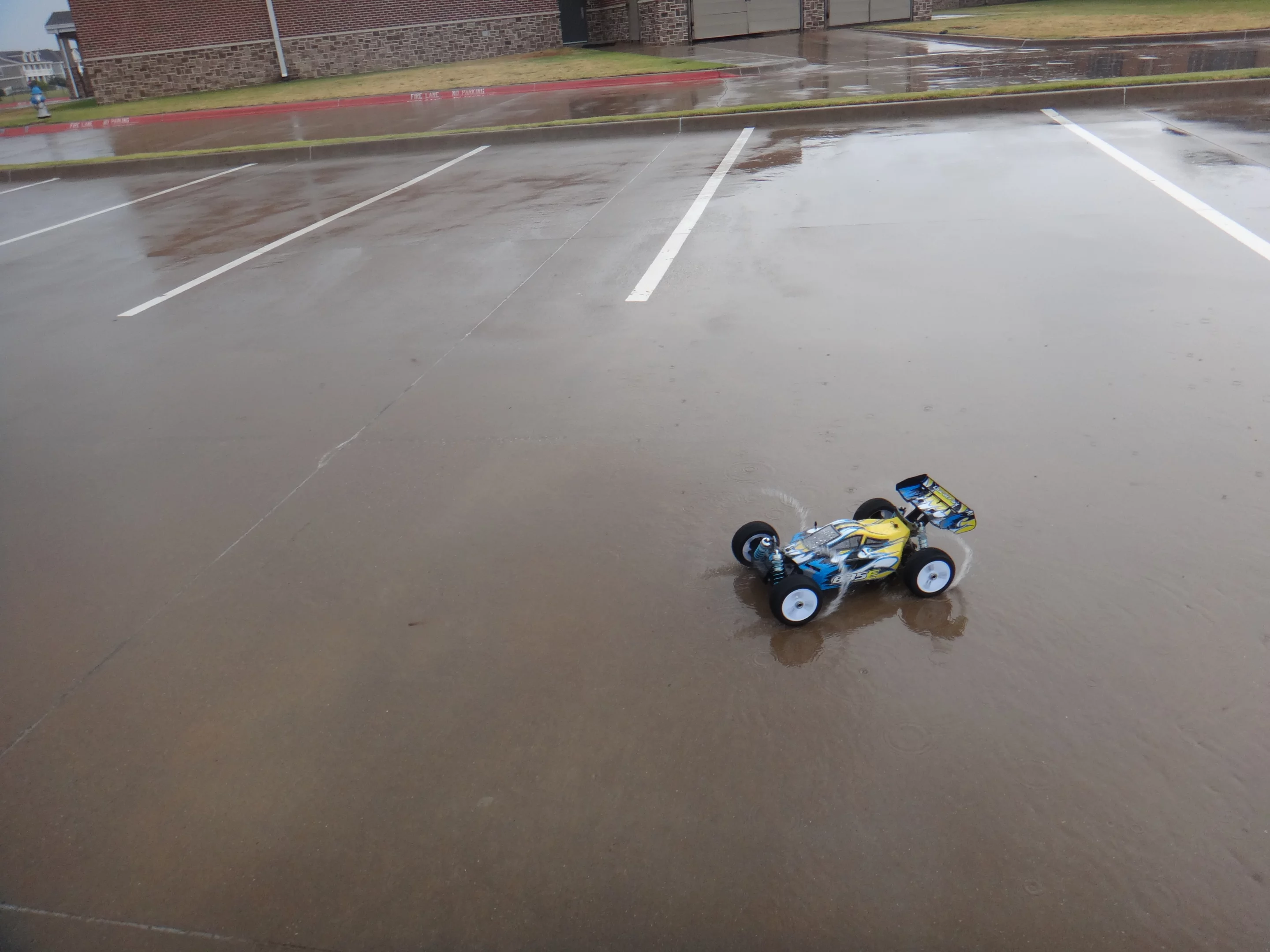 At a moderate speed, the 835E is a breeze to control, even on the wet asphalt