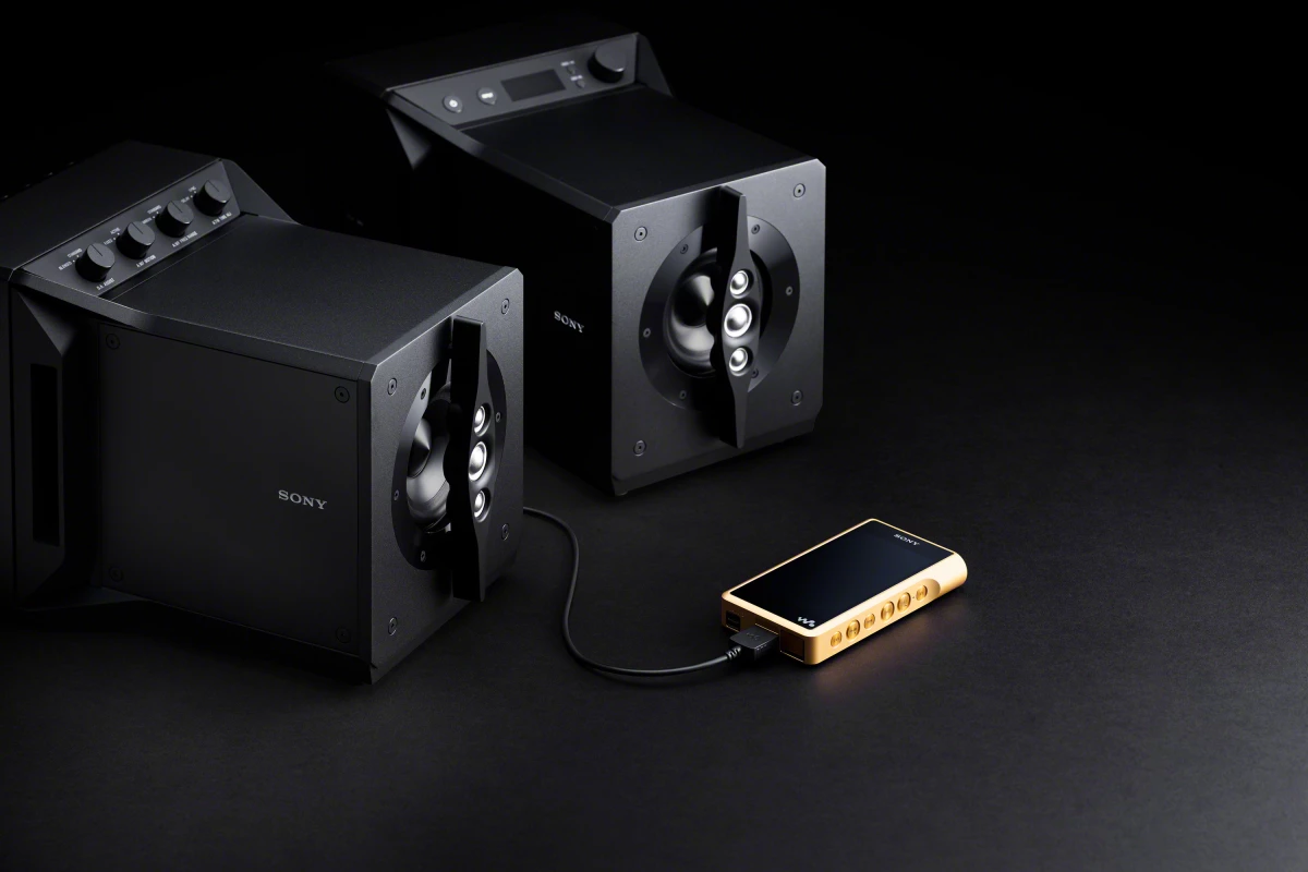 The Signature Series SA-Z1 powered near-field speakers can be connected to a computer, portable music player or hi-fi setups