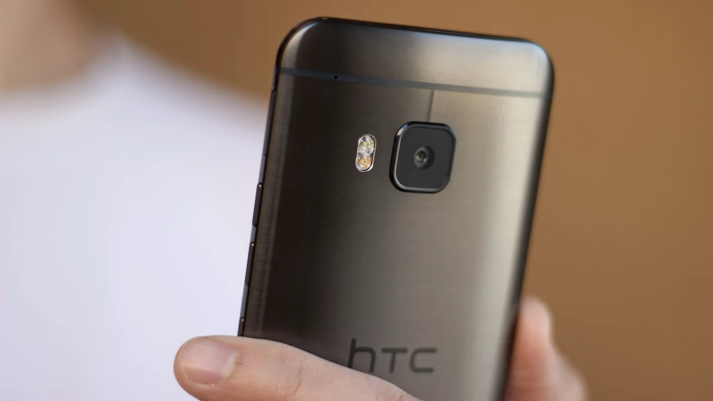 The M9 in hand (Photo: Will Shanklin/Gizmag.com)