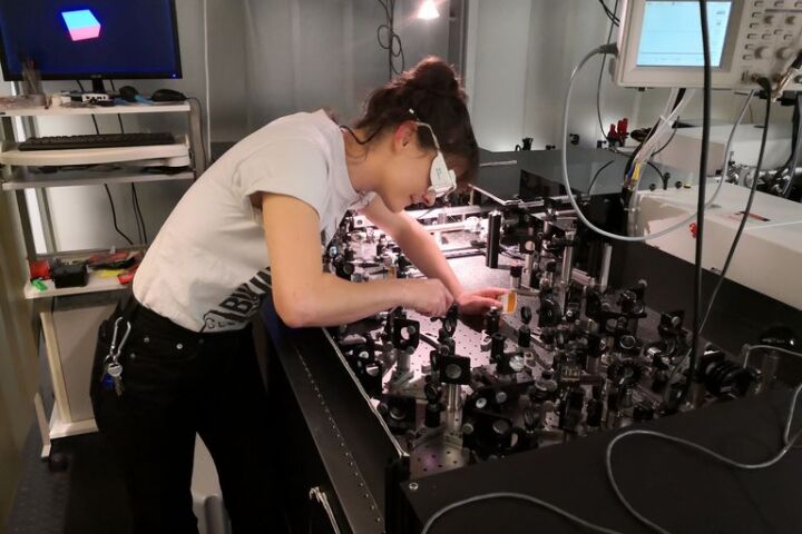 Research author Claudia Gollner working in the lab at TU Wien's photonics institute
