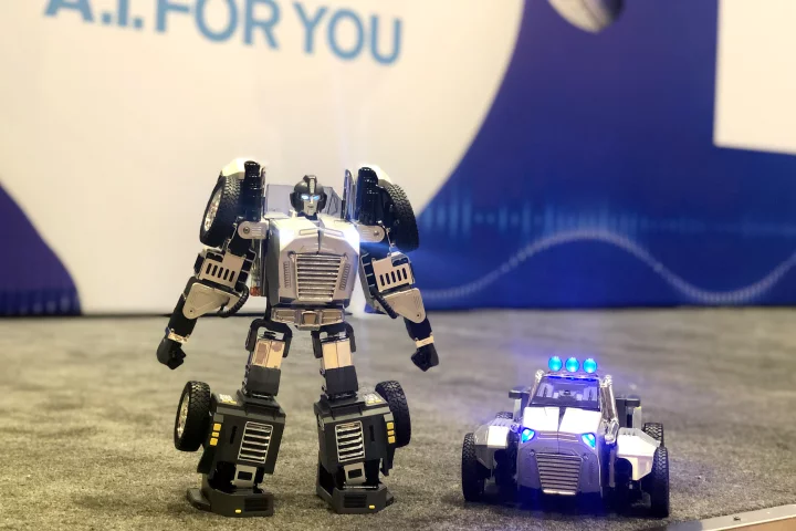 The commercial version of the Robosen T9 transforming robot was launched at CES 2020 in Las Vegas