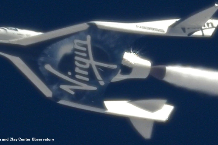 SpaceShipTwo producing an oxidizer contrail in a "Cold Flow" test flight (Photo: MarsScientific.com and Clay Center Observatory)
