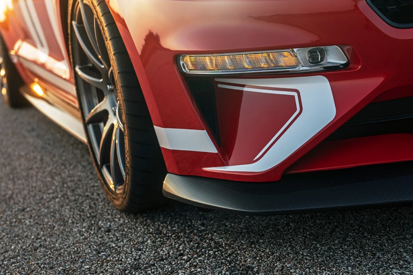 Hennessey Heritage Edition Mustang: carbon splitter and side skirts