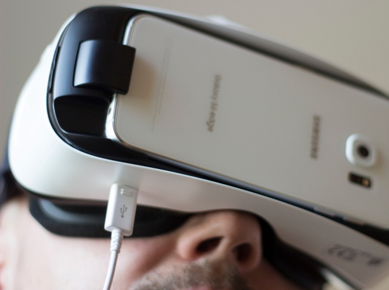 You can now power the Gear (i.e. your Galaxy S6) while you're using it, though unfortunately only Samsung's cables are supported (Photo: Will Shanklin/Gizmag.com)