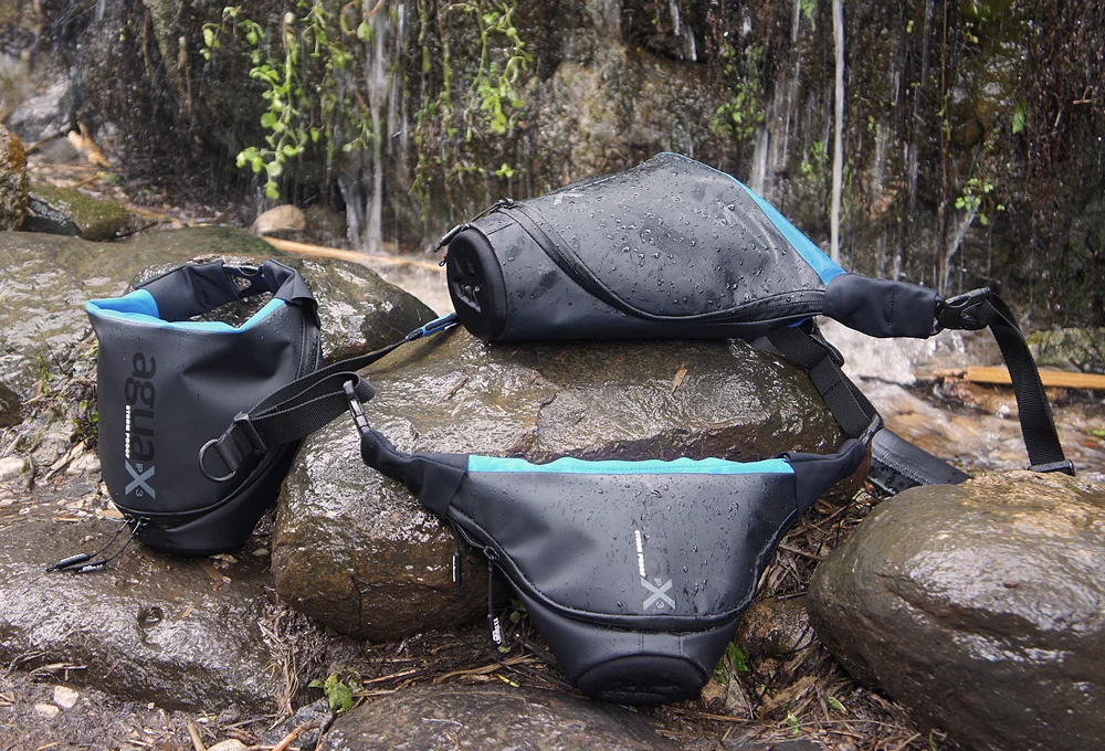 The Agua's waterproof tarpaulin outer and a padded inner layer of Neoprene and Lycra offers water resistance along with protection against impact, while at the front of the carrier there's a rigid padded lens protector