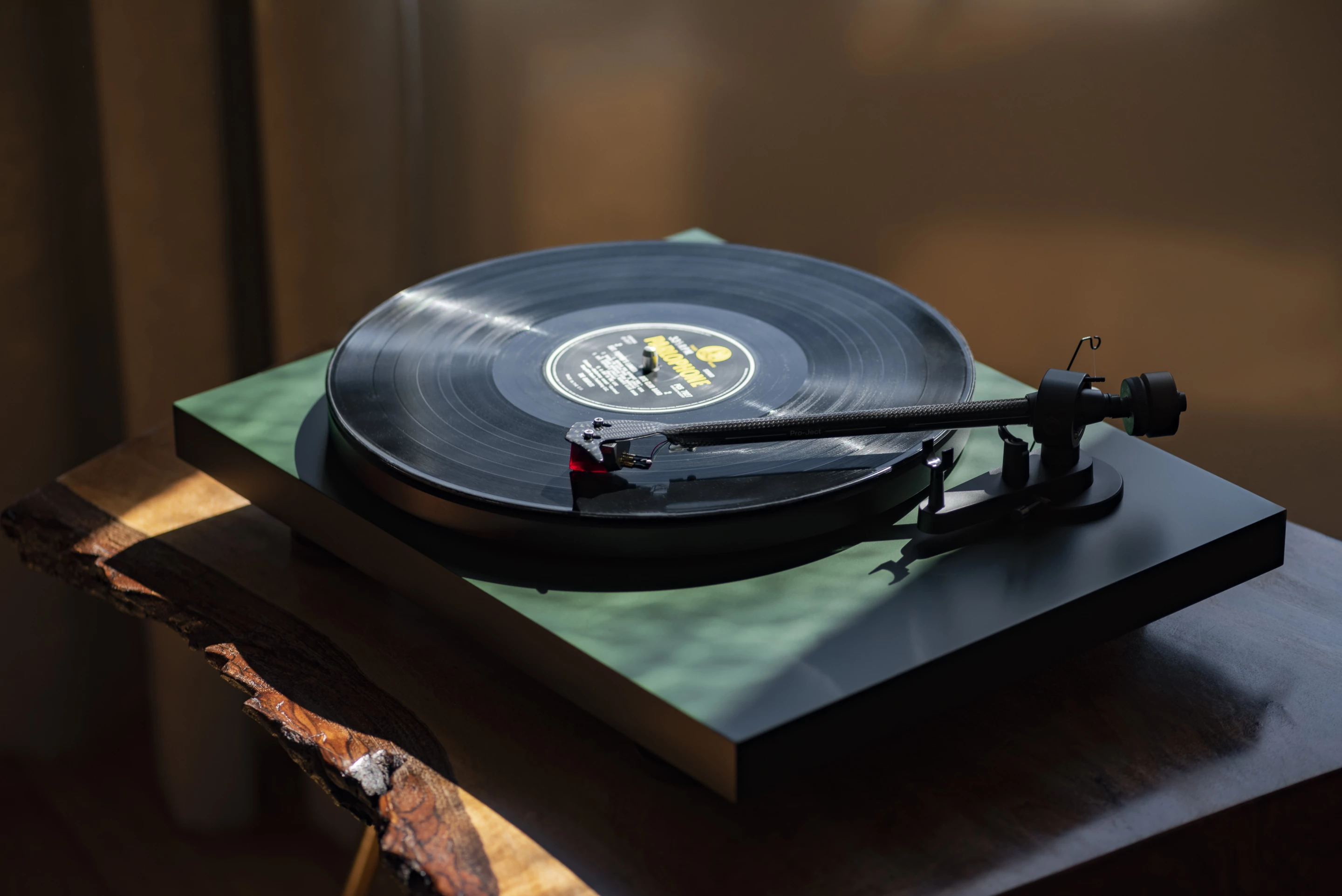 More than 20 years after the first Debut turntable was born, the next generation arrives in the shape of the Debut Carbon Evo