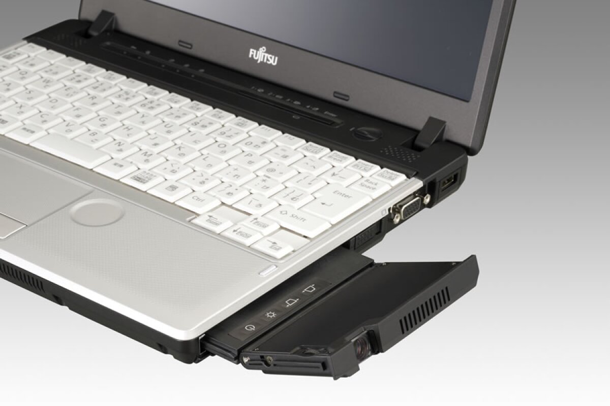 игровой ноутбук концепт. ноутбук со встроенным. ноутбук со встроенным андроидом. Canon bj notebook bn22. компьютерный корпус переносной.