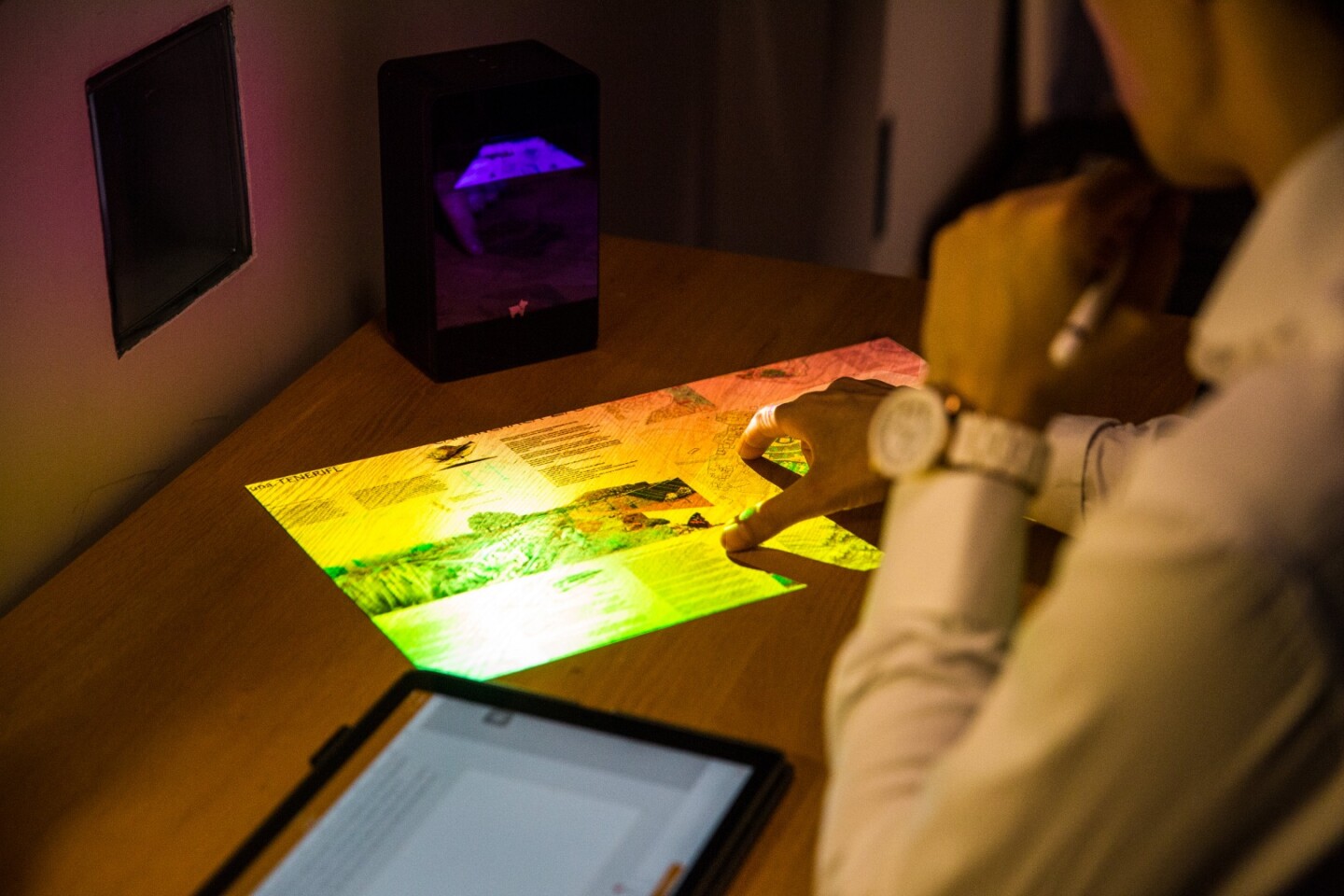The puppy cube is built around 0.3-inch DMD laser display technology that projects the image through a "highly transparent coated lens" for 1,280 x 720p image resolution