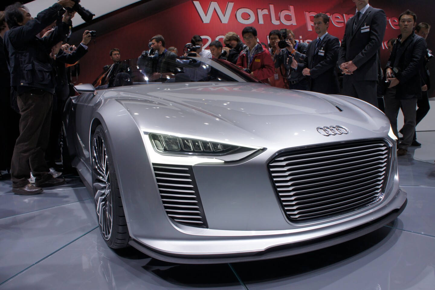 Audi e-tron Spyder unveiled in Paris