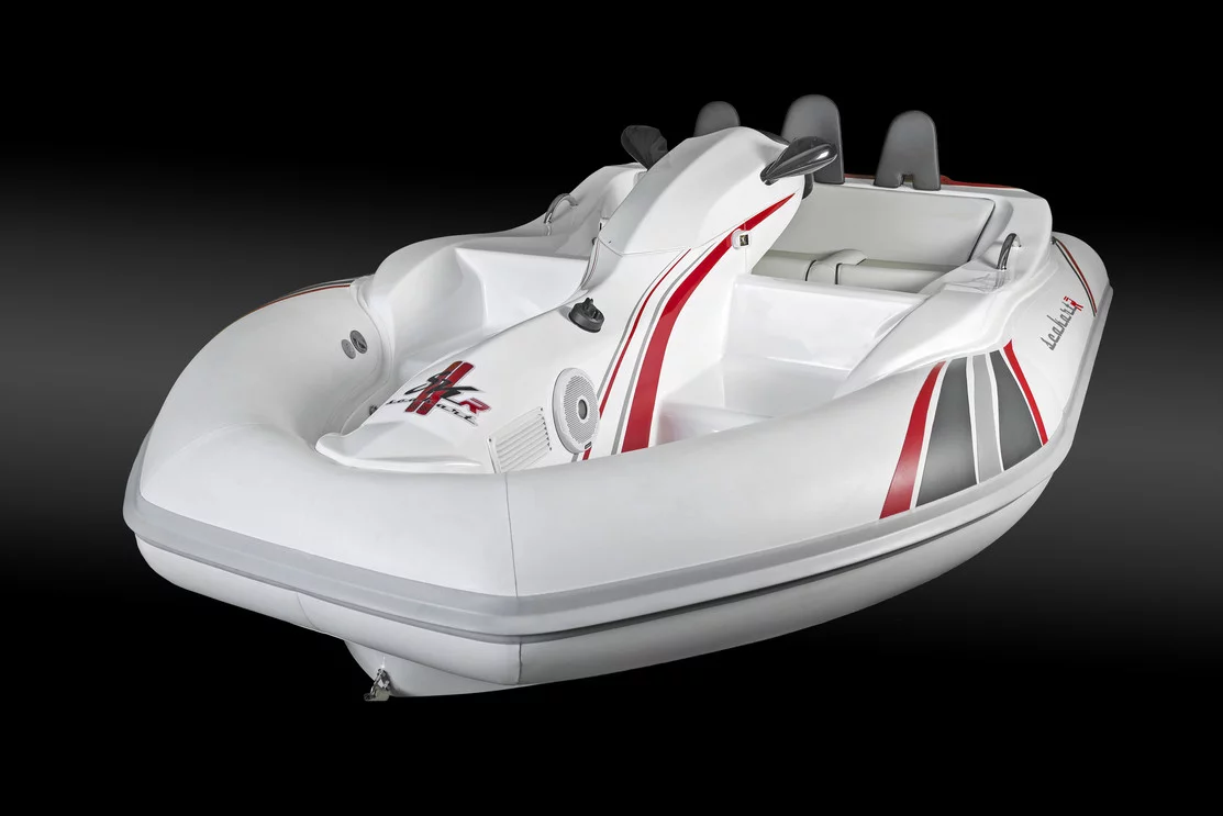 The 3.5 meter (11.5 ft) Seakart 335 features a streamline dive nose