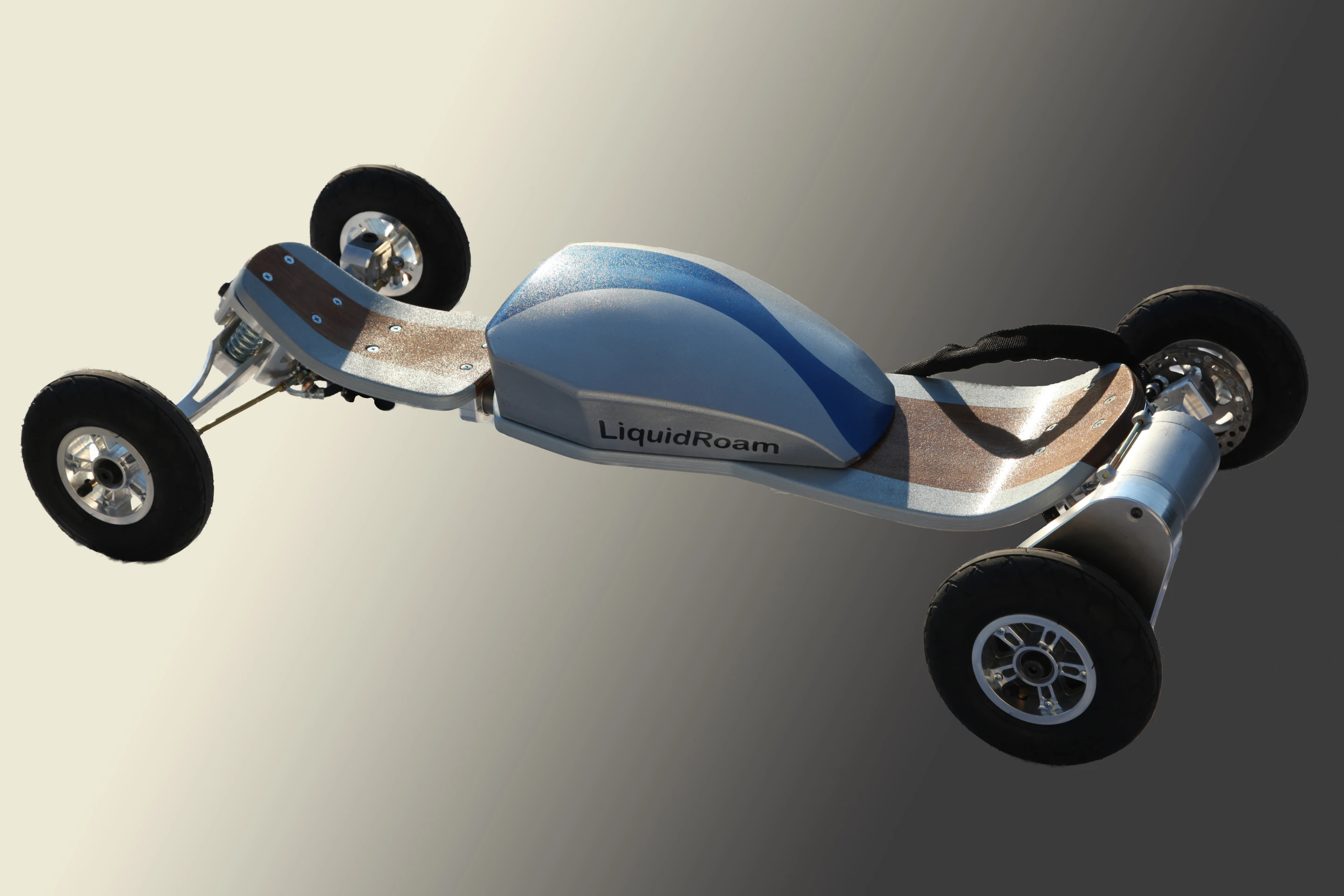 The proprietary Tie Rod Assist technology integrated into the dirt board spring truck design at the front is said to result in superior turning performance