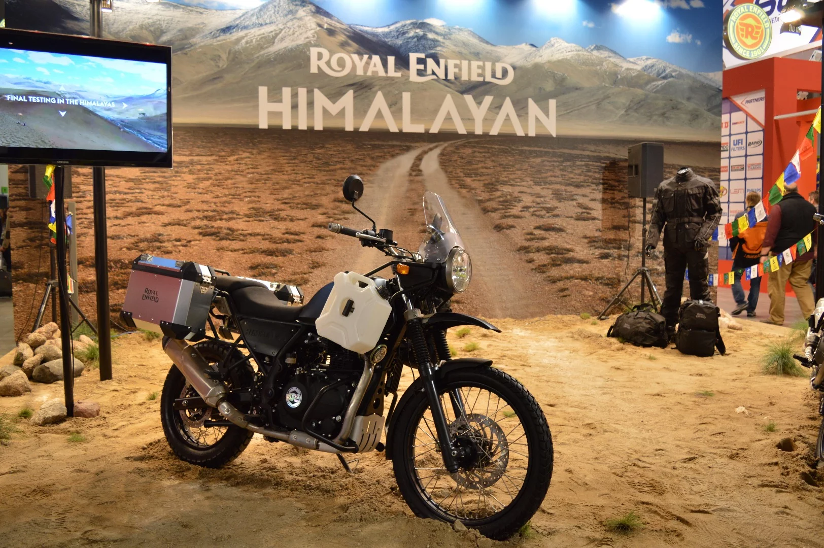 Royal Enfield finally introduced the Himalayan to European markets. At the EICMA press conference the Indian company's representatives explained that the final price has not been determined yet, as is also the case with delivery times predicted for the second half of 2017