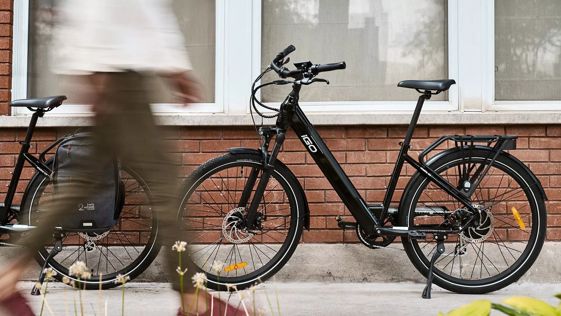 The Metro CX comes with a rear cargo rack, full fenders, integrated lighting, and a side kickstand