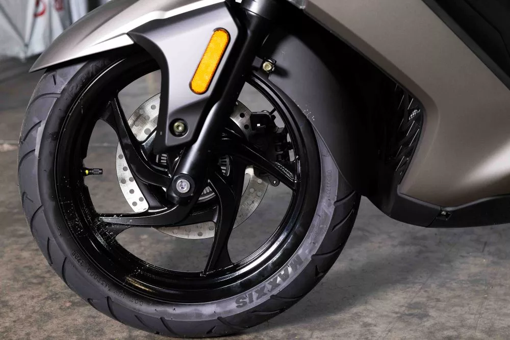 Disc brakes at both back and front