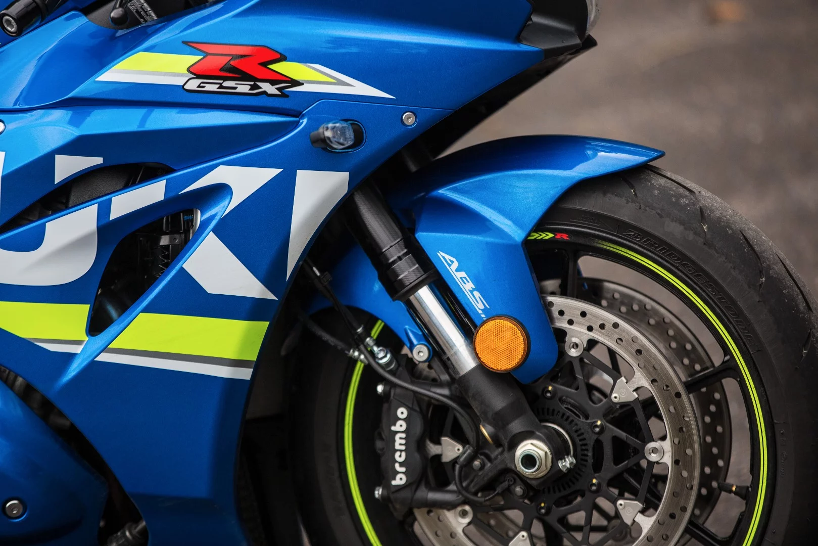 2017 Suzuki GSX-R1000: showa Big Piston forks are terrific on the road, but the GSX-R1000R has an even higher spec set of Balance Free suspension