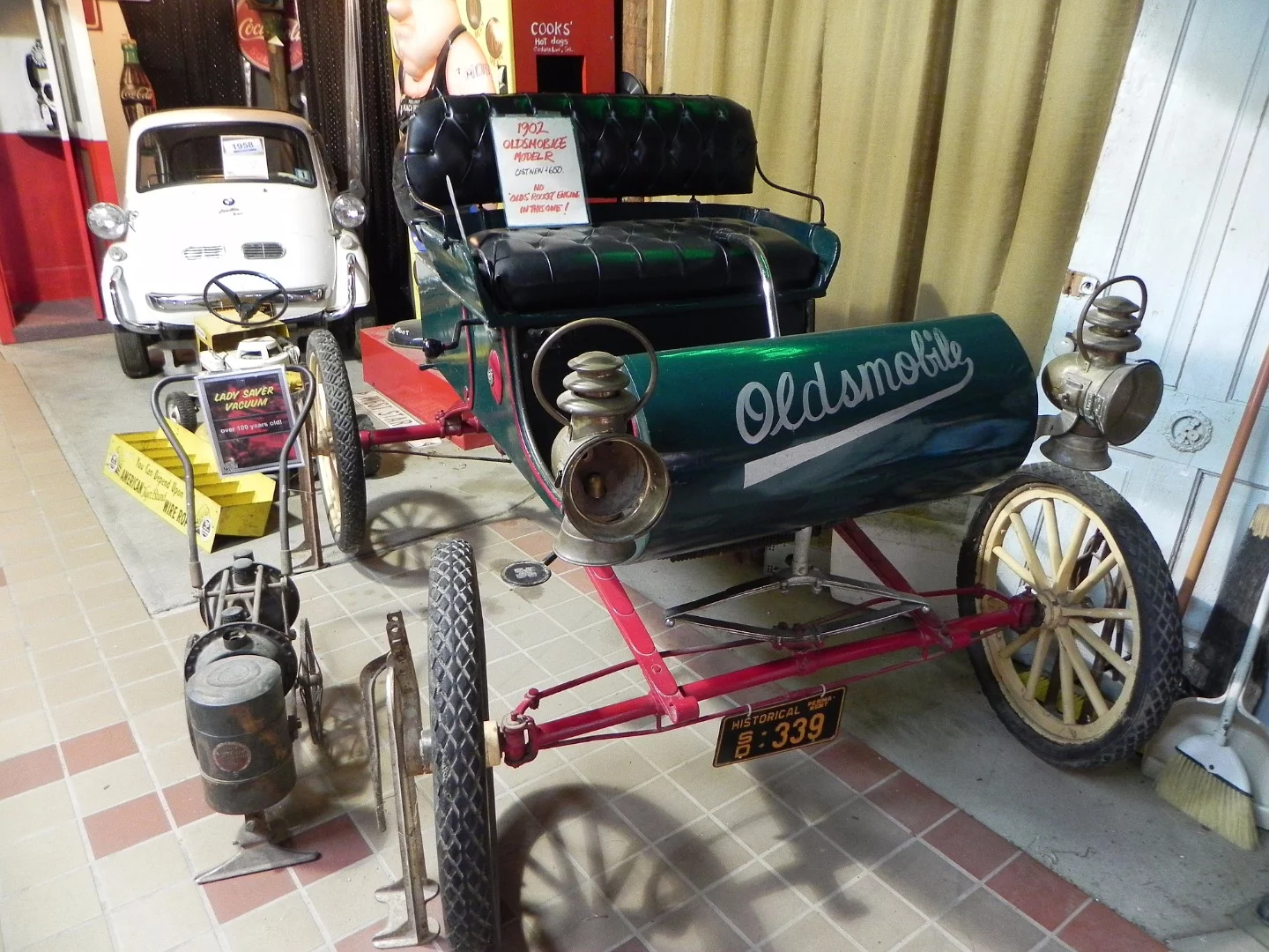 The "Merry Oldsmobile" featured a steering tiller that was between driver and front passenger