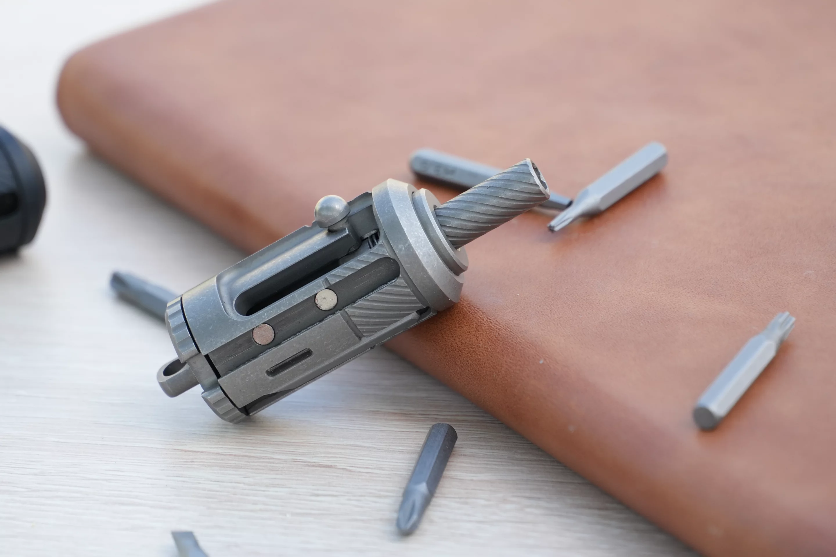 The FixBoy comes with five bits – a slotted SL2.0, Phillips PH1, Torx T6, Torx T8, and hex H2.0