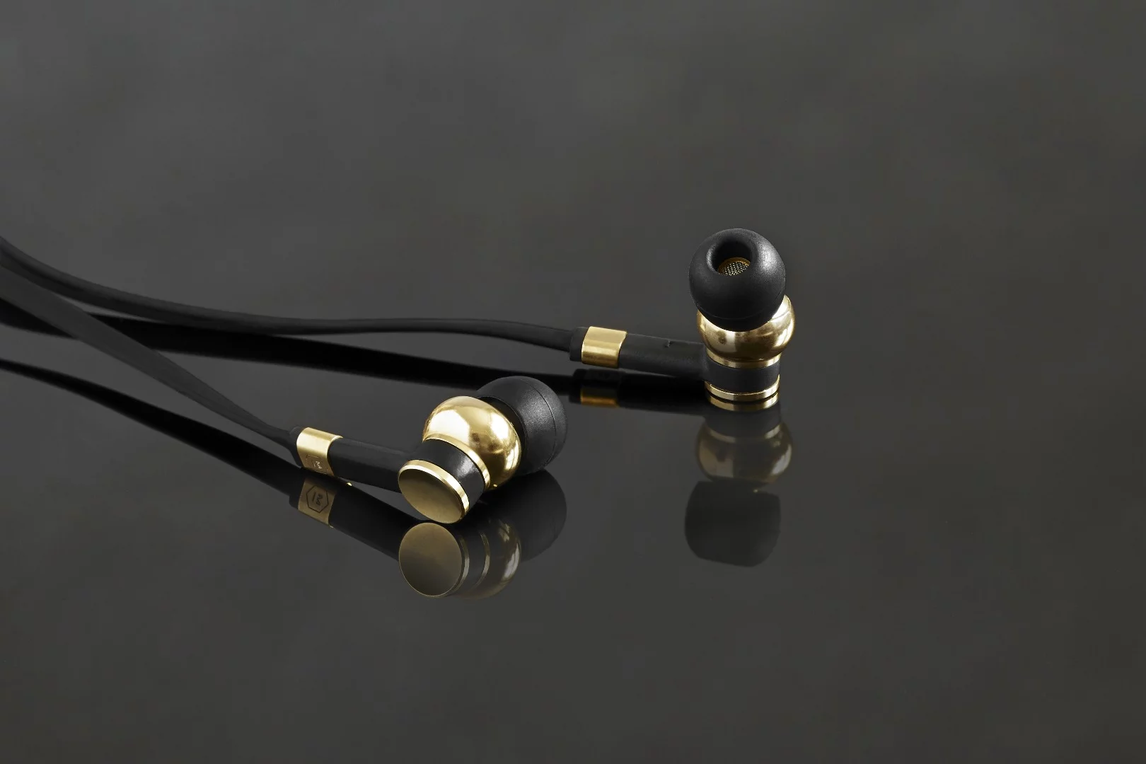 The ME05 earphones pack Master & Dynamic's customed-tuned 8-mm neodymium drivers
