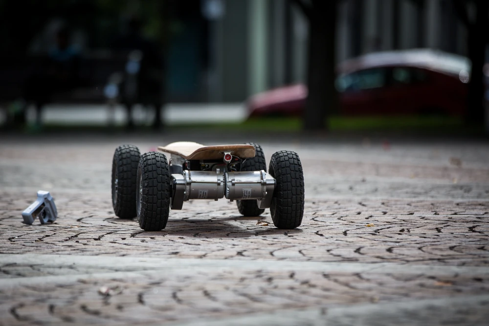 With all that power, it won't come as a huge surprise that the board weighs a hefty 31.4 kg / 70 lb (Photo: Nick Lavars/Gizmag.com)