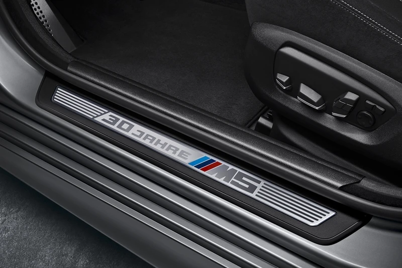 30 Jahre Edition badges are placed around the car