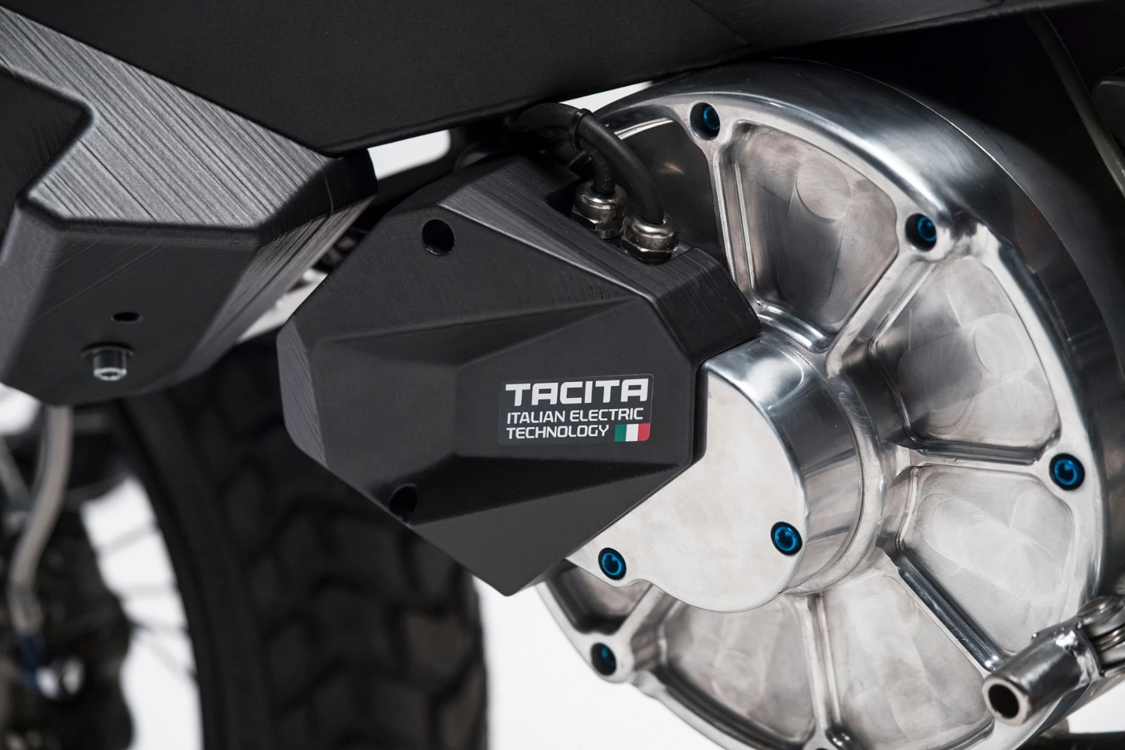 Aero E-Racer: fancy coloured bolts and snazzy motor covers