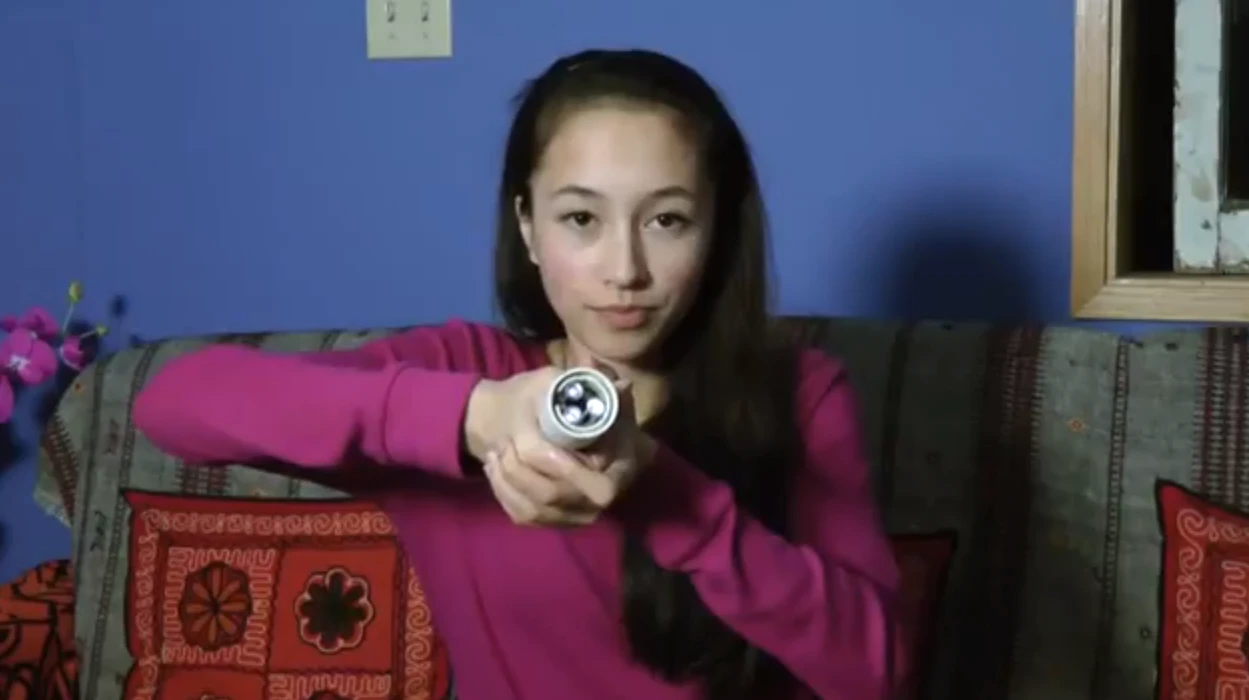 Canadian high school student Ann Makosinski demonstrating her body-heat powered Hollow Flashlight