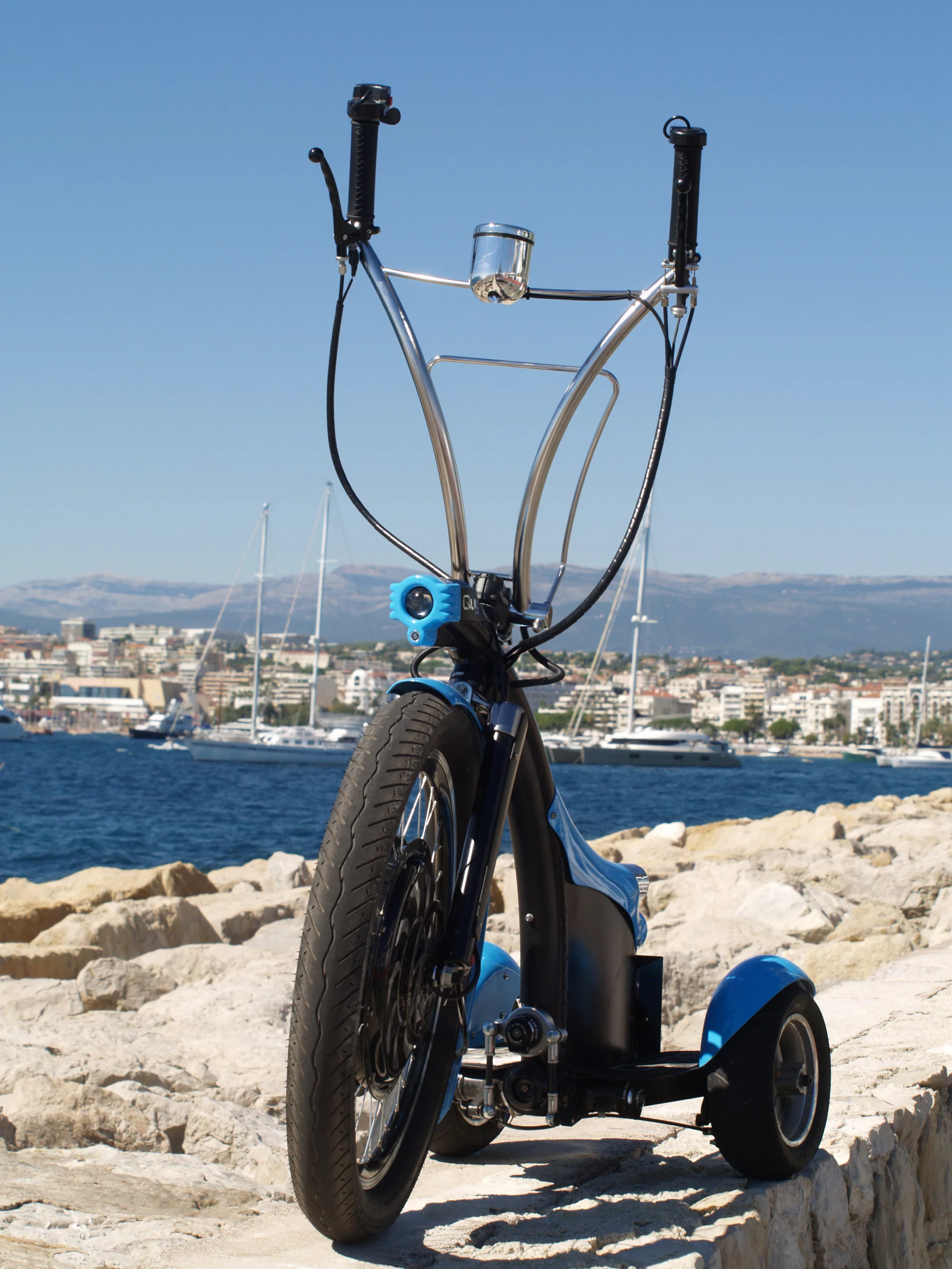 The lightweight aluminum-framed Qugo features front wheel drive, a three-disc braking system, and is powered by a lithium-ion battery pack