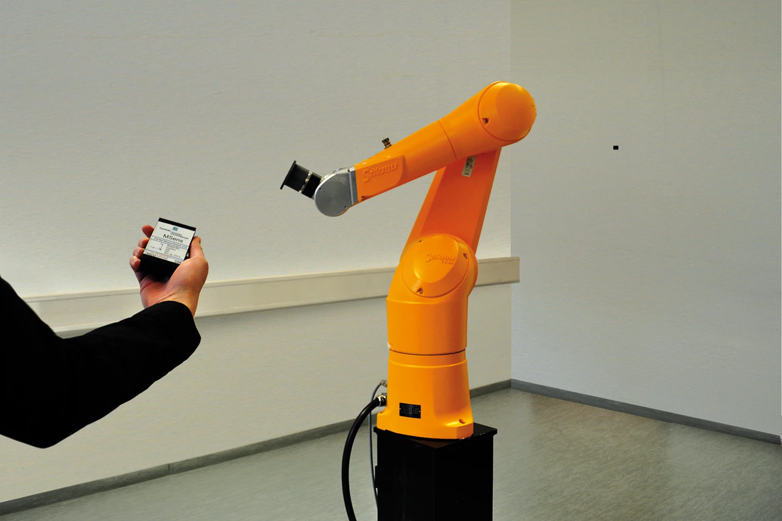Fraunhofer researchers have developed a robot input device that uses inertial sensors to detect movements in free space (Image: Fraunhofer)