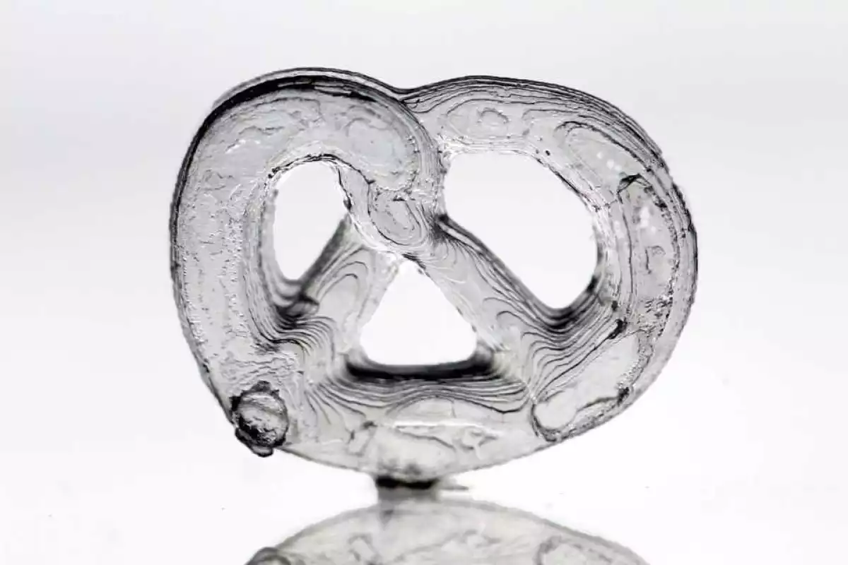 A glass pretzel created using the new technique
