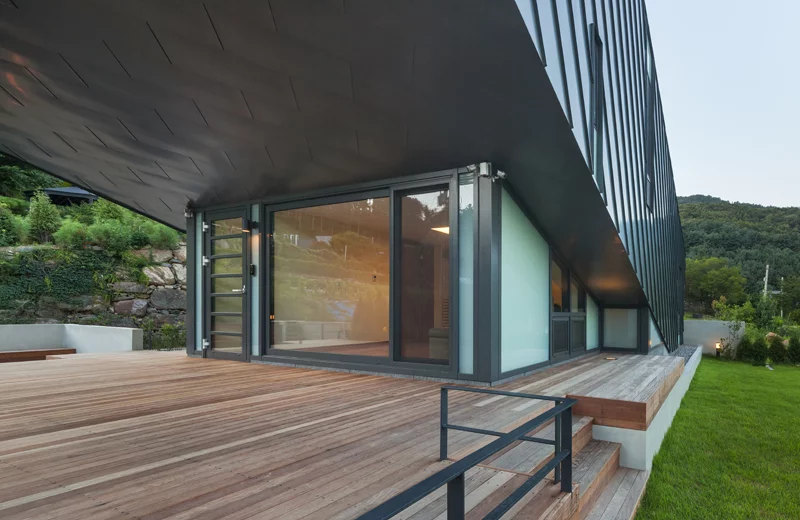 Shot of the terrace area shaded by the cantilevered section (Photo: Kyungsub Shin)