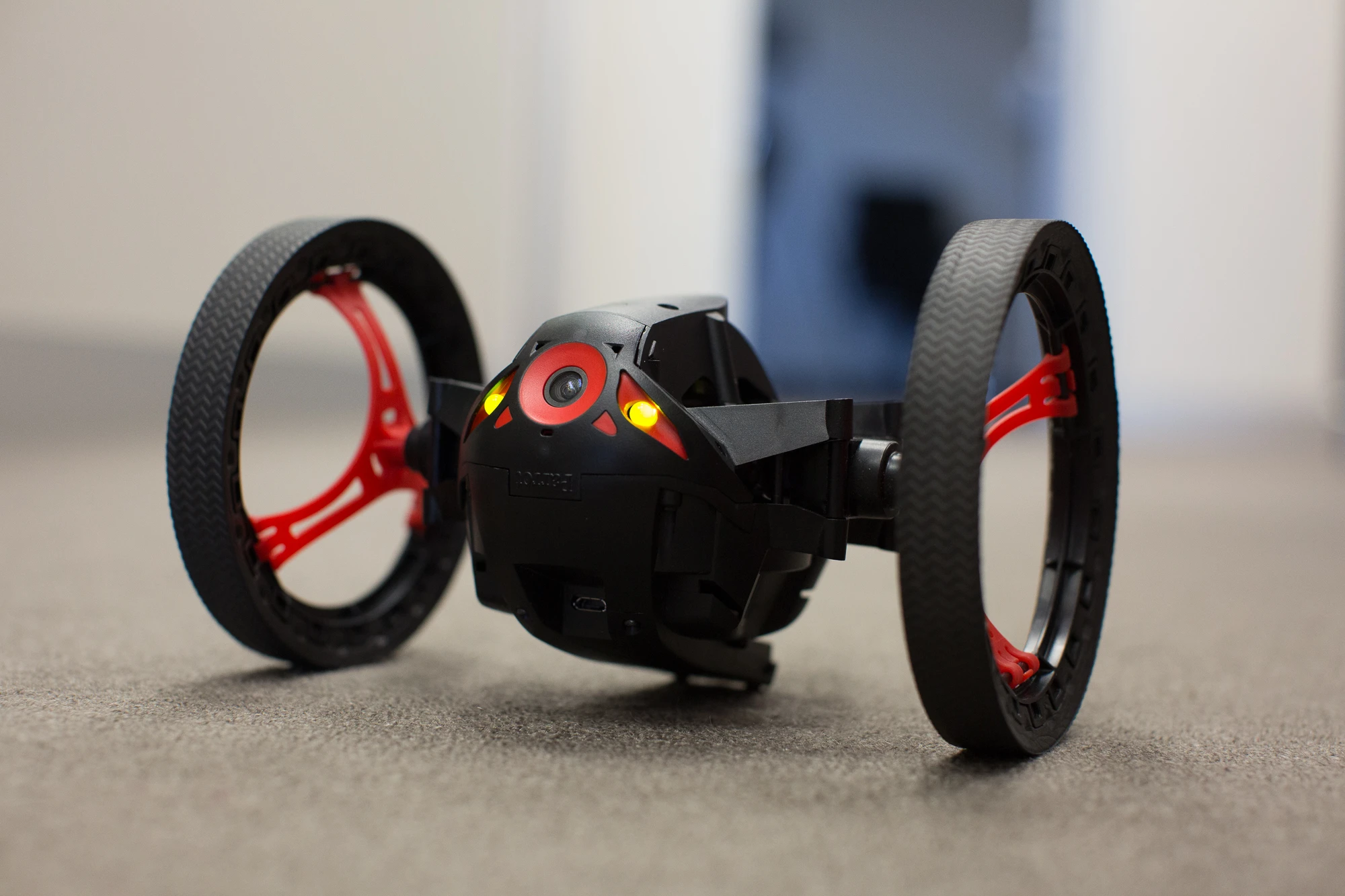 The Jumping Sumo has a top speed of 7 km/h (4.5 mph) (Photo Gizmag/Nick Lavars)