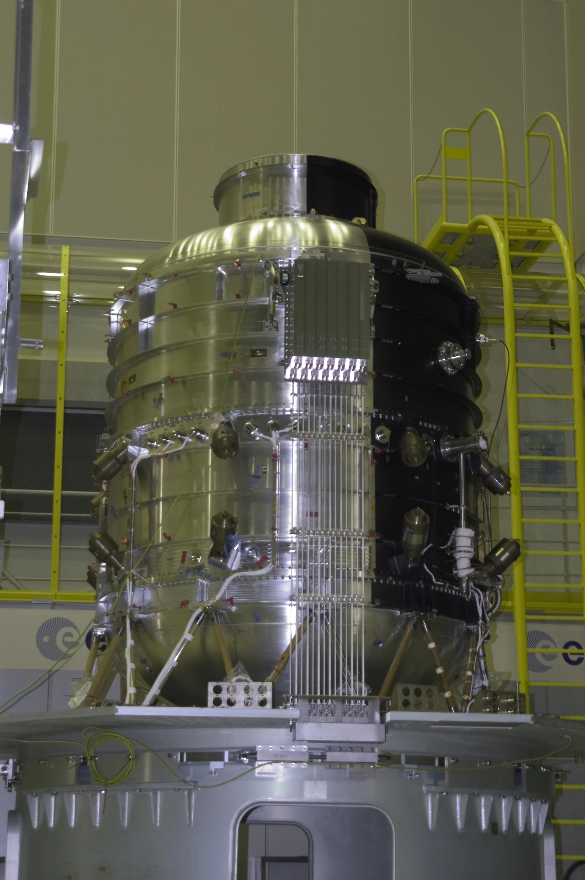 Herschel cryostat vacuum vessel (Image: ESA)