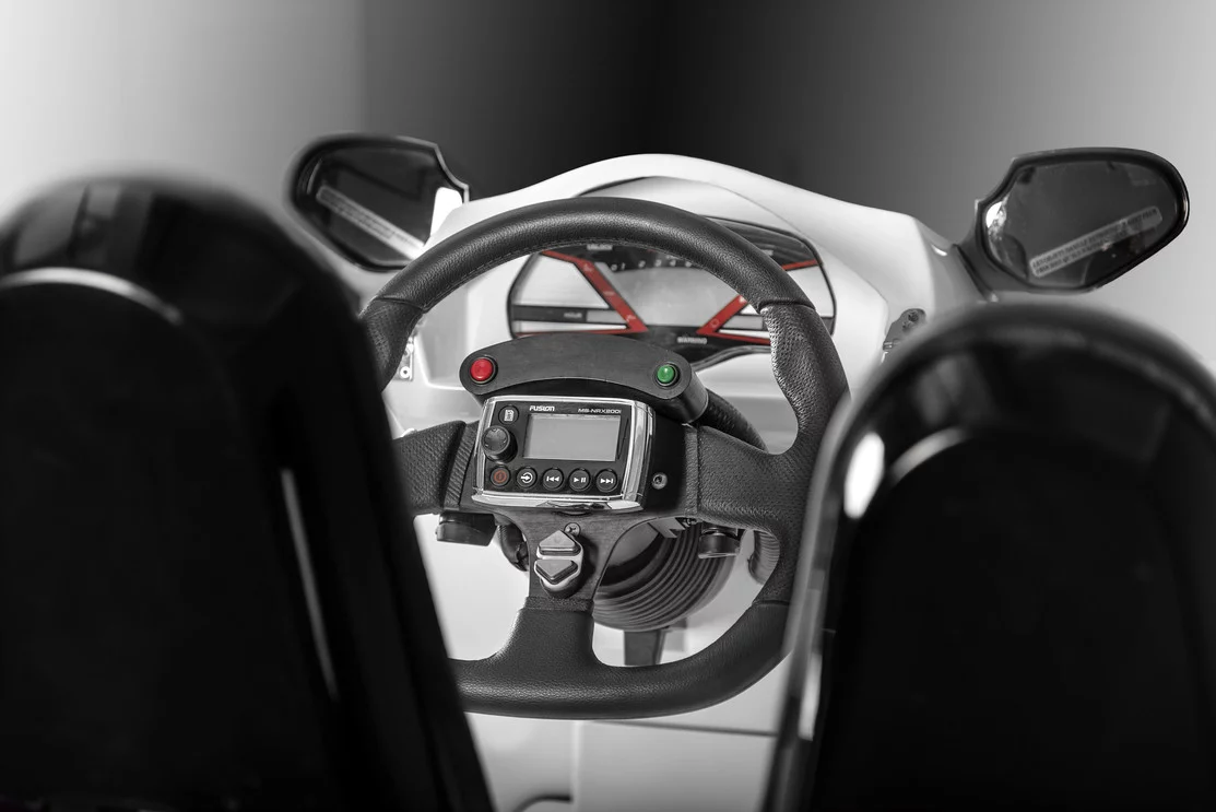 The centrally-positioned Seakart 335 steering wheel