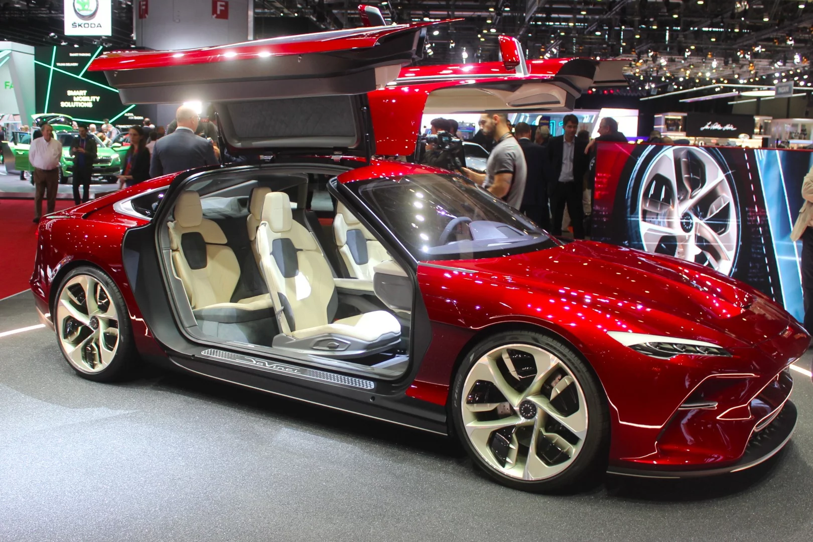 Pirelli provided special tires for the Italdesign DaVinci concept, P Zero Effect rubber made specifically for electrified vehicles